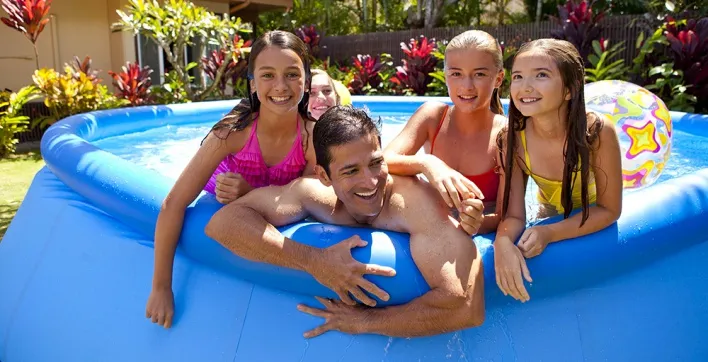 Une piscine pour toute la famille gonflée en 10 minutes !