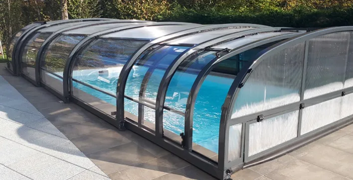 Abri de piscine mi-haut télescopique