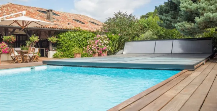 Abri de piscine plat motorisé, design et ultra discret