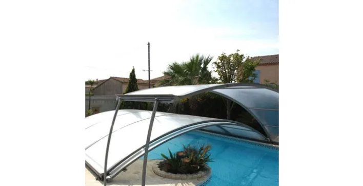 Un abri de piscine semi-coulissant et très polyvalent