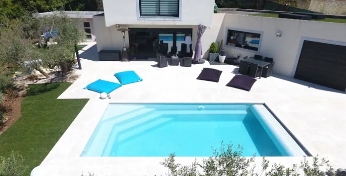 Piscine coque installée par un particulier