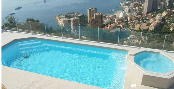 La sécurité autour de votre piscine avec le garde-corps Aquatic Serenity