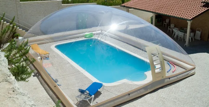 Un abri de piscine gonflable sur-mesure !