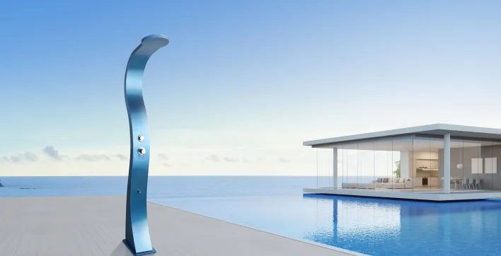Equipement piscine : Les douches déco, la touche design autour de votre bassin
