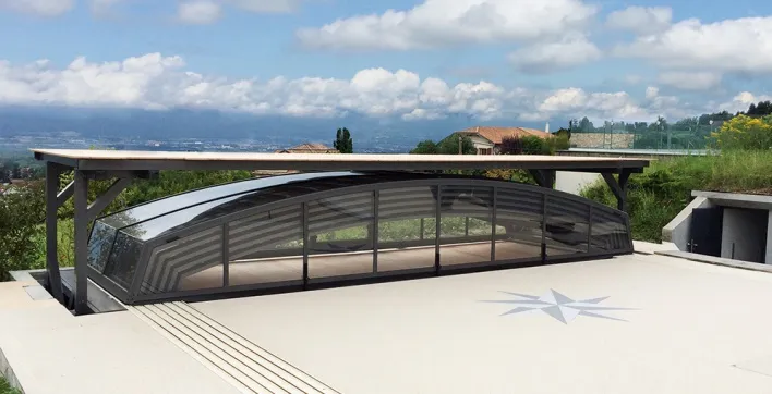 En quelques secondes l’abri de piscine disparait totalement !