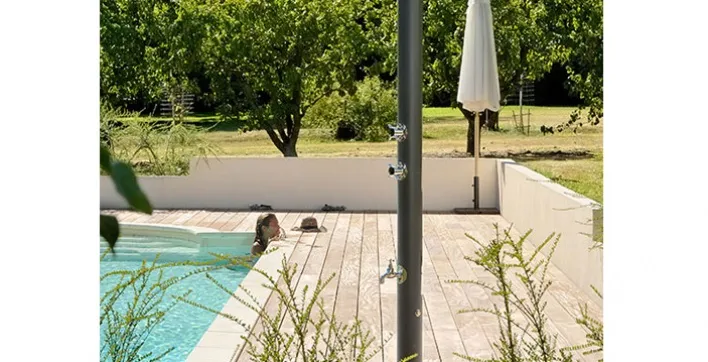 L'élégance du zinc et de l'inox combinés pour cette douche extérieure de piscine
