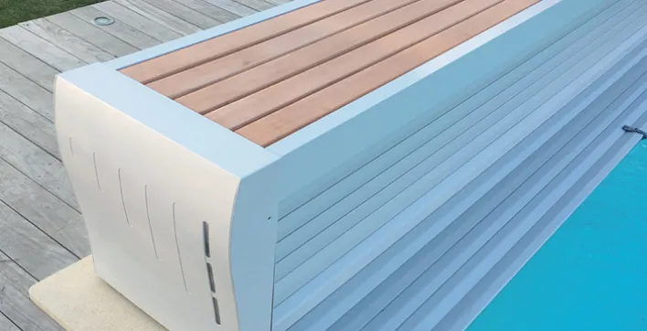 Un enrouleur hors-sol « banc » très classe pour votre piscine.