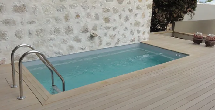 « Mini » : une piscine compacte de moins de 10 m²