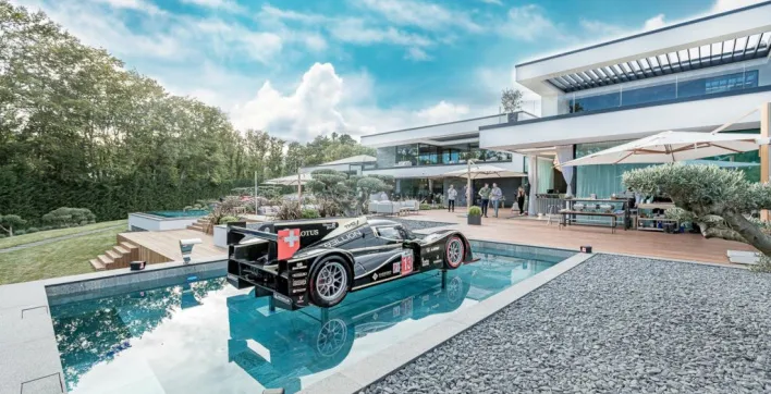 Piscine insolite : une Lola Rebellion au milieu d’un bassin
