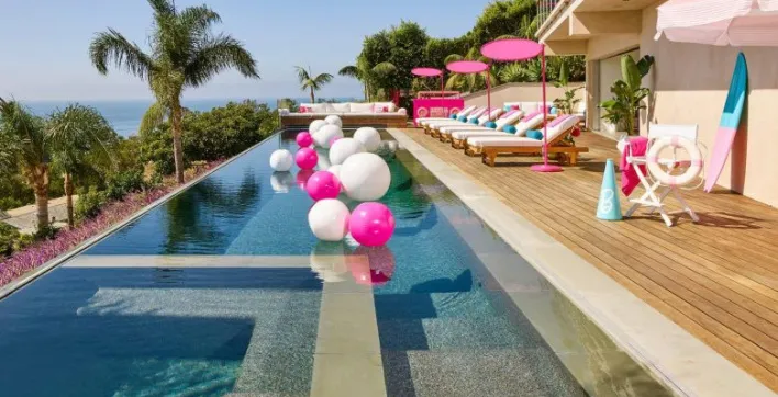 Faites un plongeon dans la piscine incroyable de la maison de Barbie !