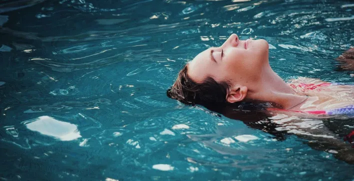 Piscines hors sol : modèles, accessoires et entretien, le guide pour des vacances réussies
