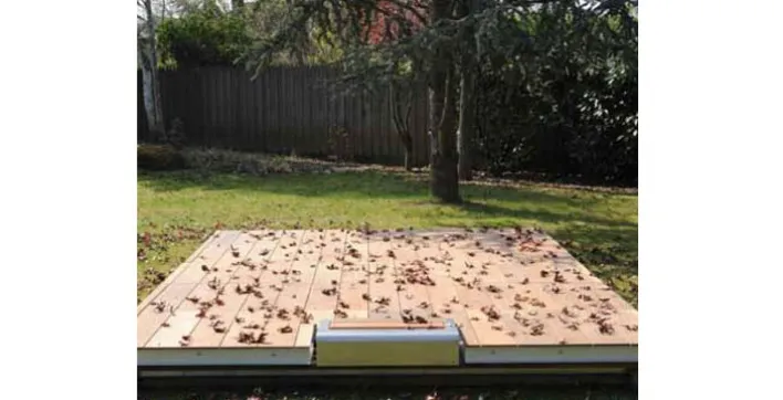 Winter Deck, une couverture de sécurité rigide pour piscine Piscinelle, en période d'hivernage