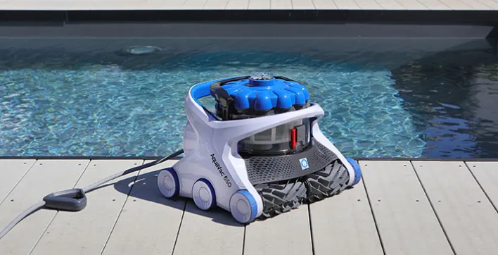 Un robot de piscine puissant, design et facile : l’AquaVac® 6 Series d’Hayward