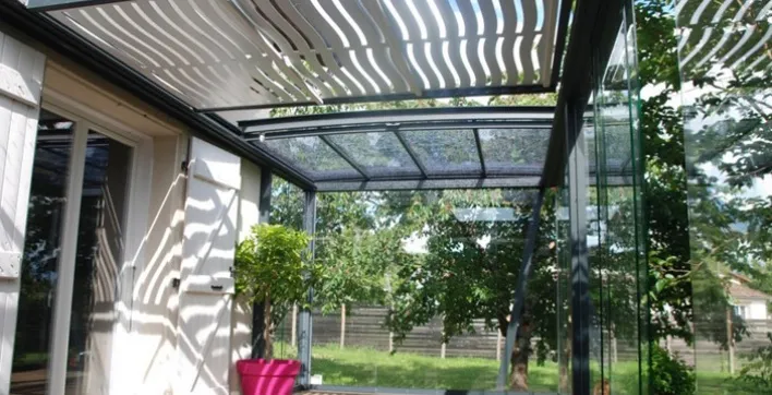 Les 10 grandes tendances 2017 pour votre piscine : Les abris et pergolas multifonctions