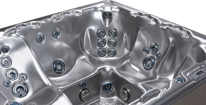 SCP présente le spa Titanium 725 Édition Spéciale Anniversaire, de Beachcomber !