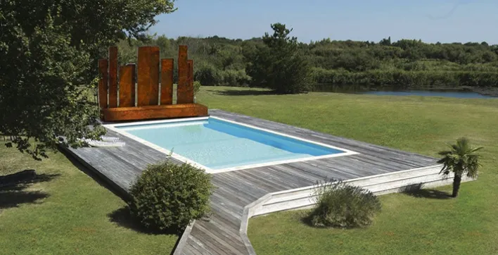 L’histoire d’une rencontre entre le béton, l’acier et la piscine