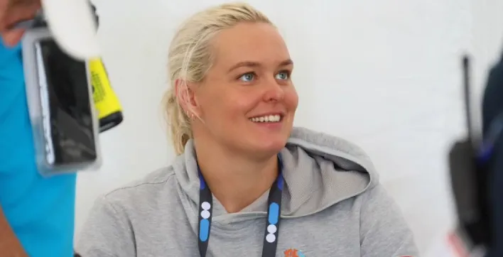 Pendant le confinement, une championne de natation trouve un moyen étonnant pour continuer de s’entraîner !
