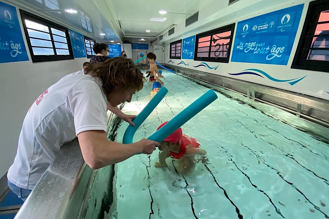 Séance d’apprentissage de la natation dans le bassin mobile du camion
