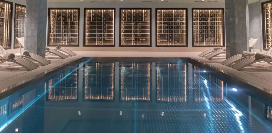 La piscine de l'hôtel Oceania Les Augustins construite dans une ancienne salle des coffres forts