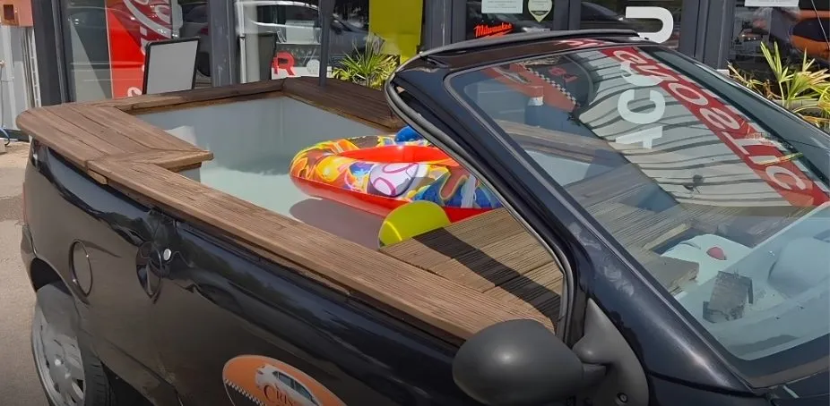 Une Twingo transformée en piscine fait le buzz sur les réseaux