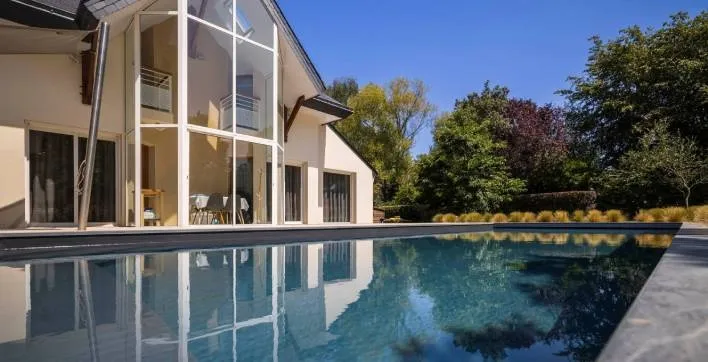 Une piscine au revêtement gris signée Piscines de France