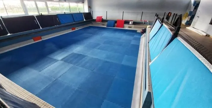 Des tatamis dans la piscine municipale à Lisle-sur-Tarn