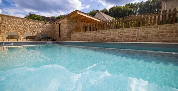Un espace de baignade construit avec la pierre comme matériau principal