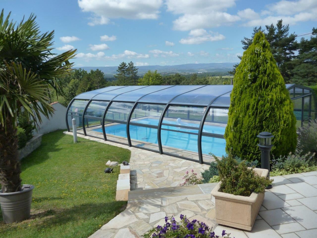 Un abri de piscine haut de la gamme Phylo d Everblue France