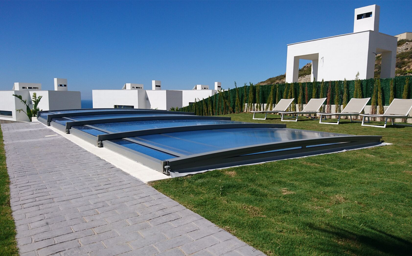 Un abri de piscine Azenco