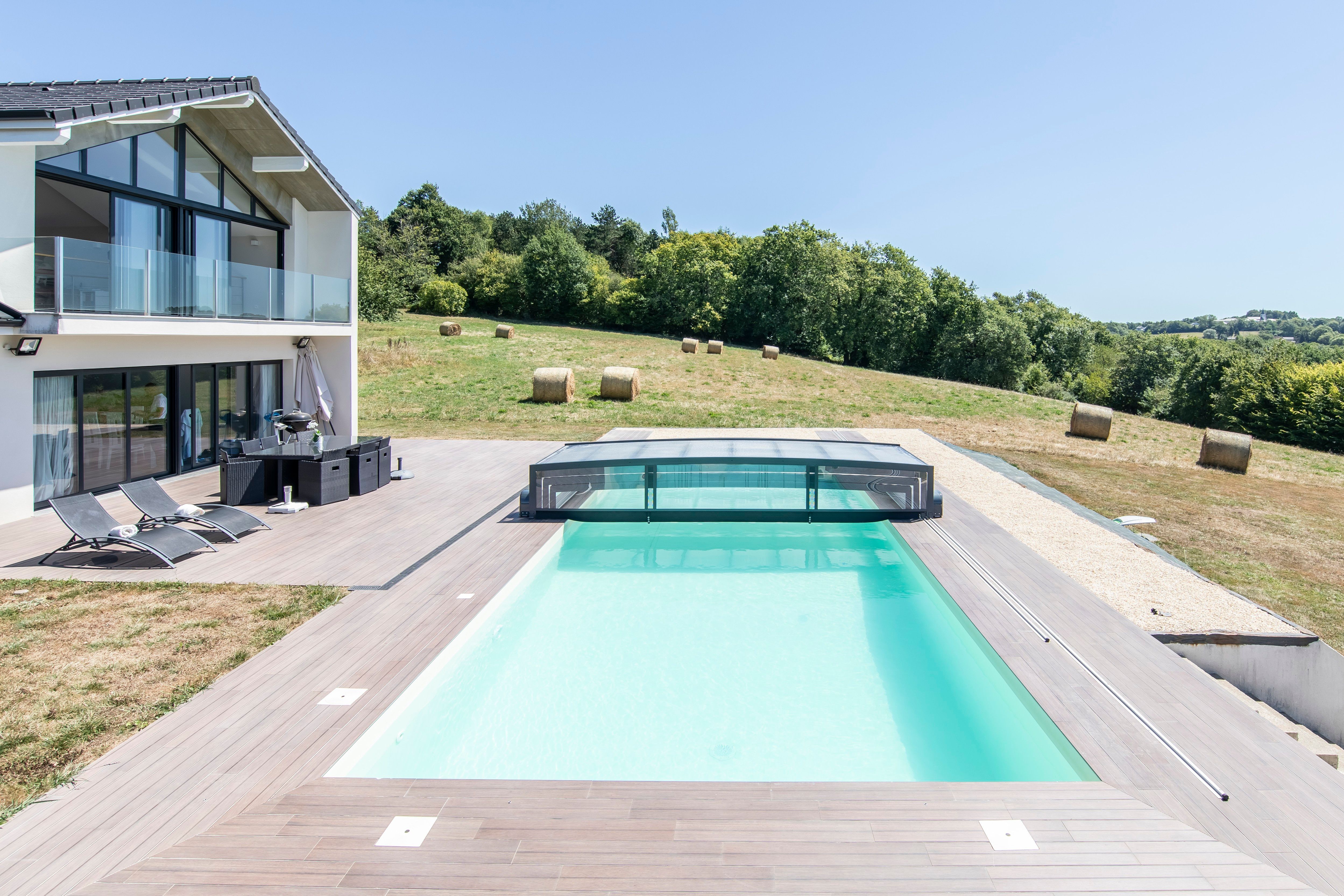 Un abri de piscine télescopique ultra-plat signé Abrideal