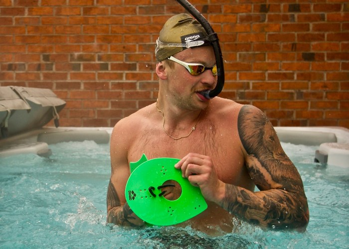 Adam Peaty, champion de natation, sentrainant dans un spa de nage