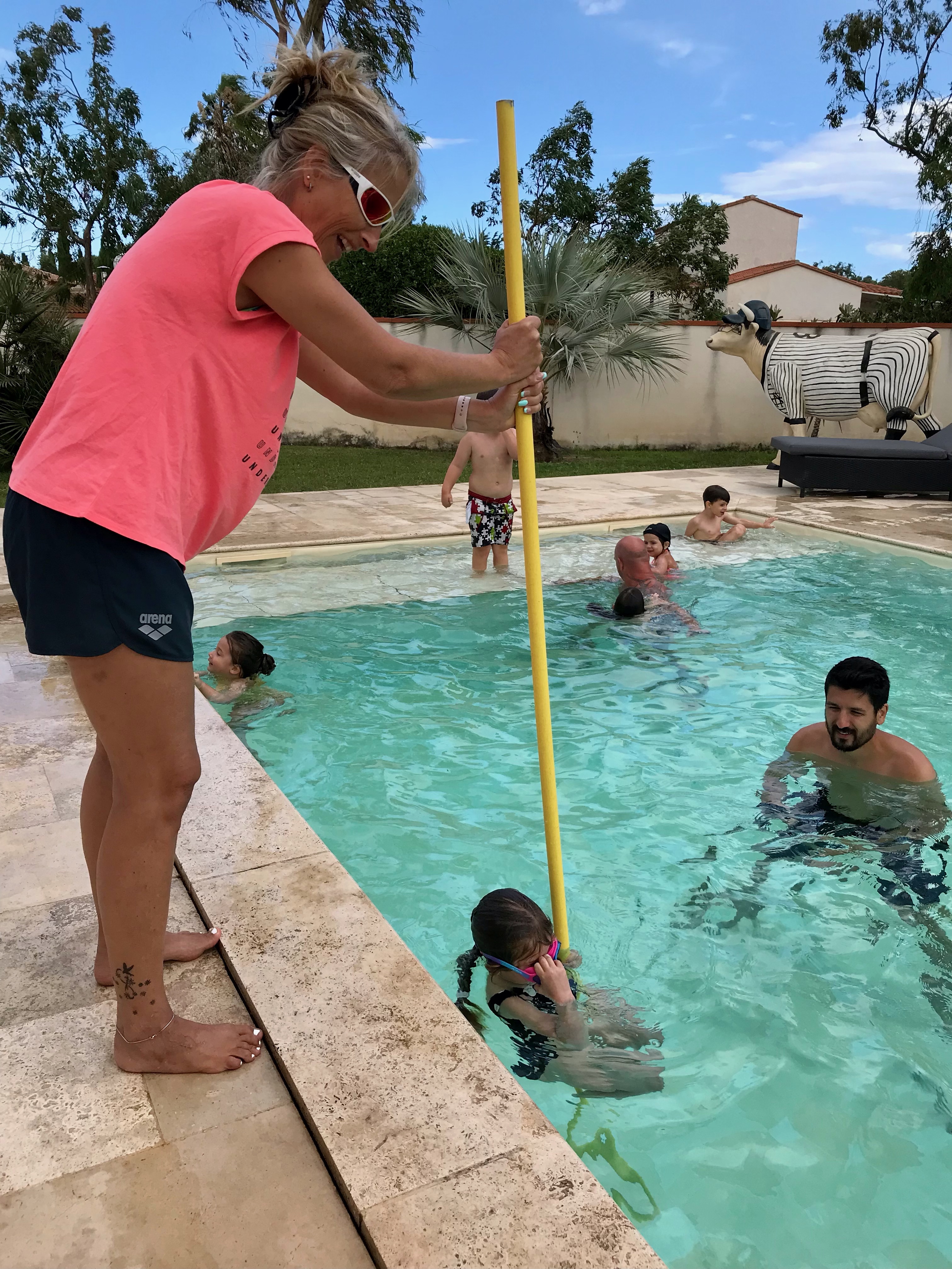 Un maitre-nageur sauveteur donnant des cours d aisance aquatique à domicile