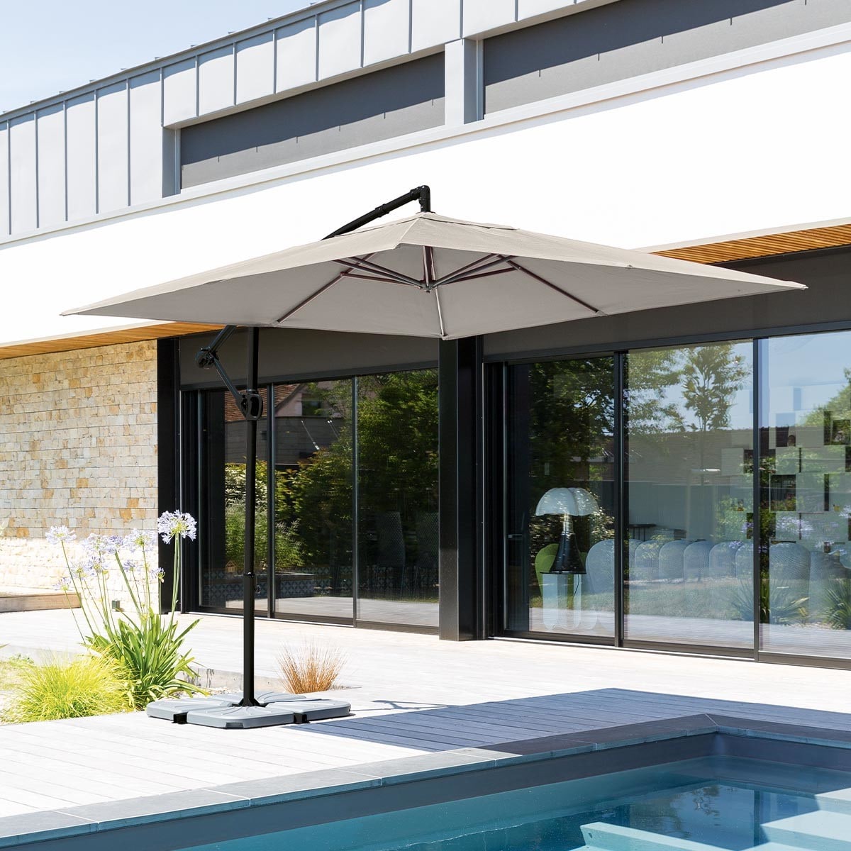 Un parasol de jardin à manivelle