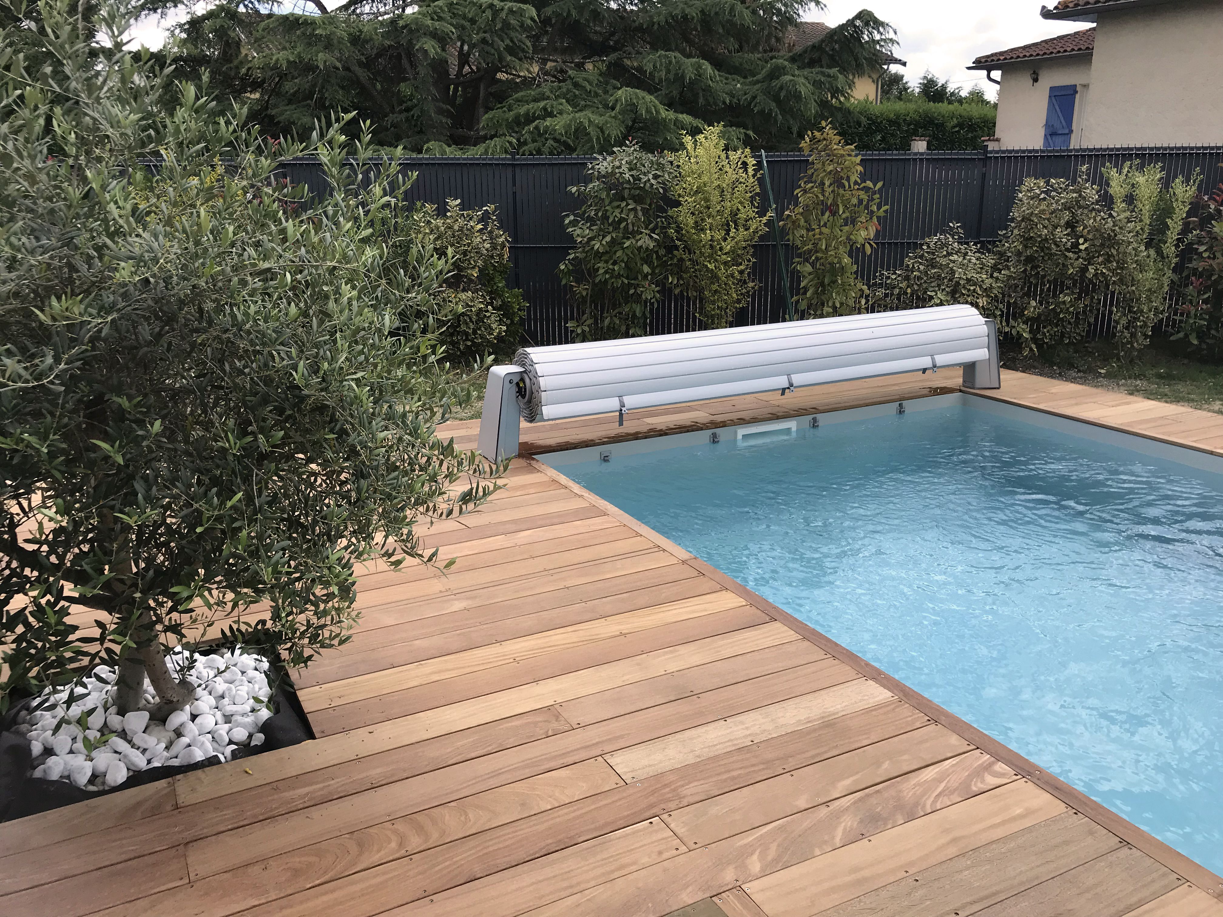 Un pied design de couverture automatique pour piscine 