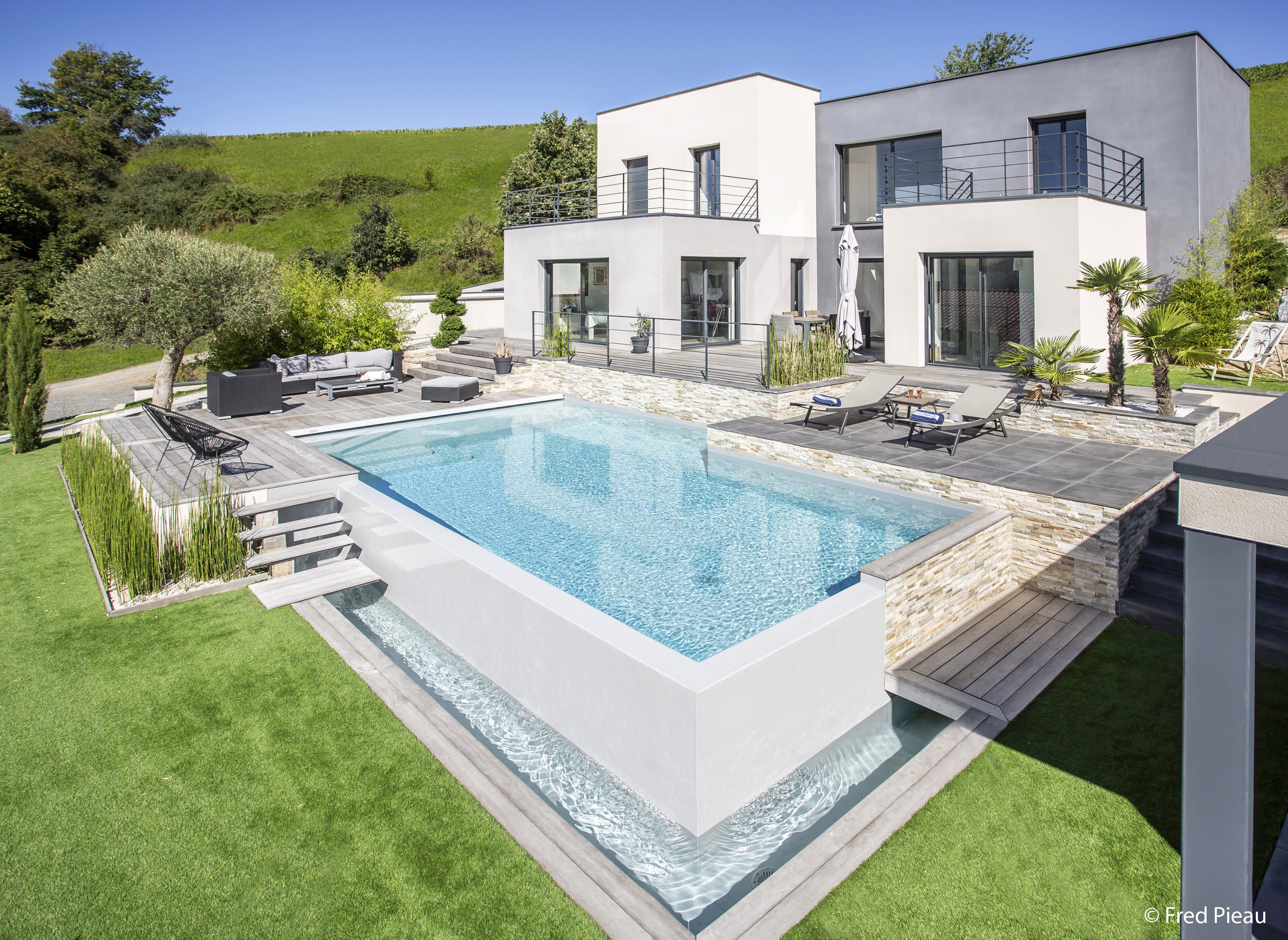 Un exemple de piscine en béton de forme angulaire