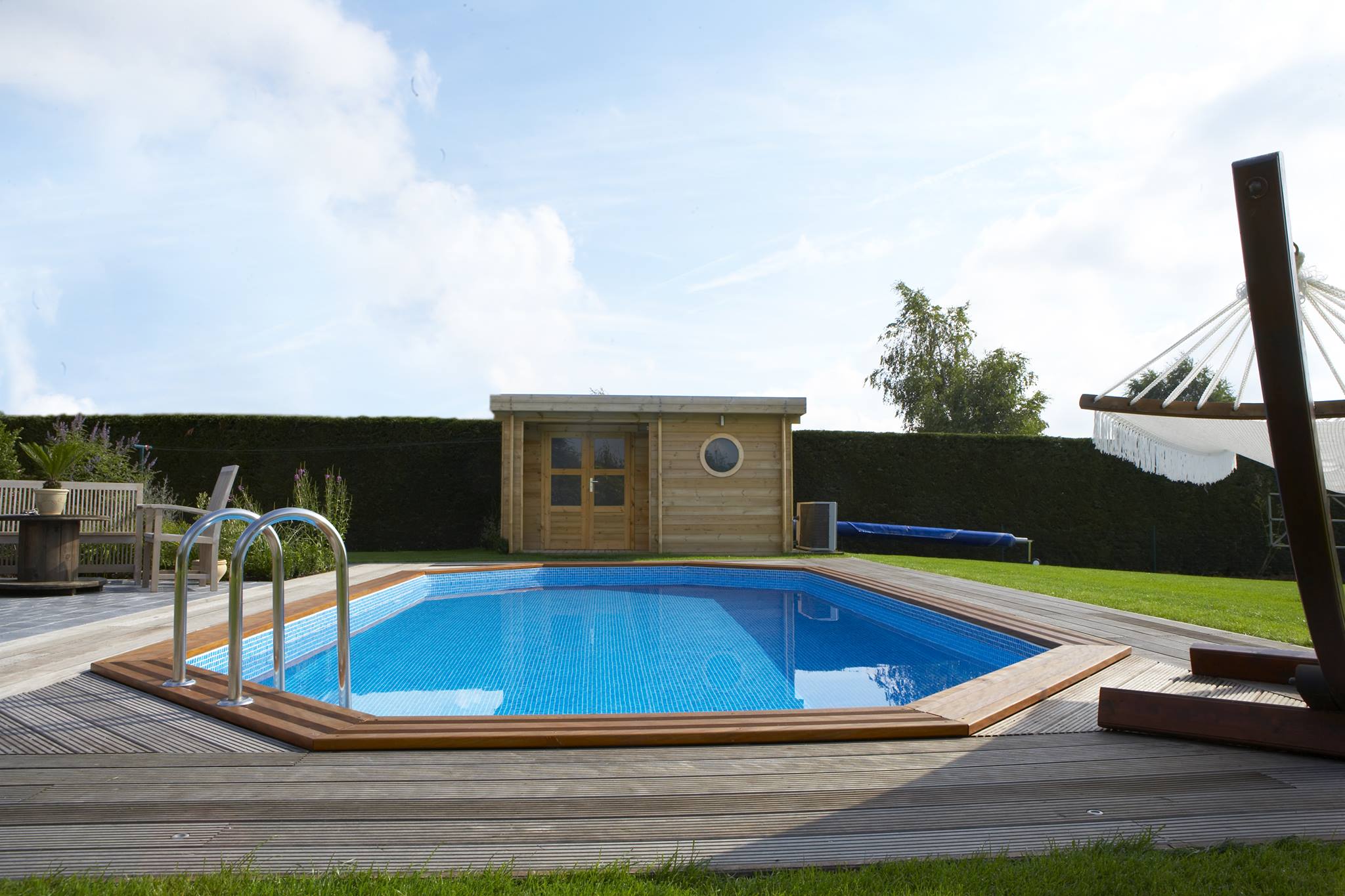 Une piscine en bois de la marque Wood-Line