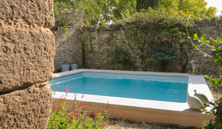 Une piscine suréquipée construite dans un espace restreint