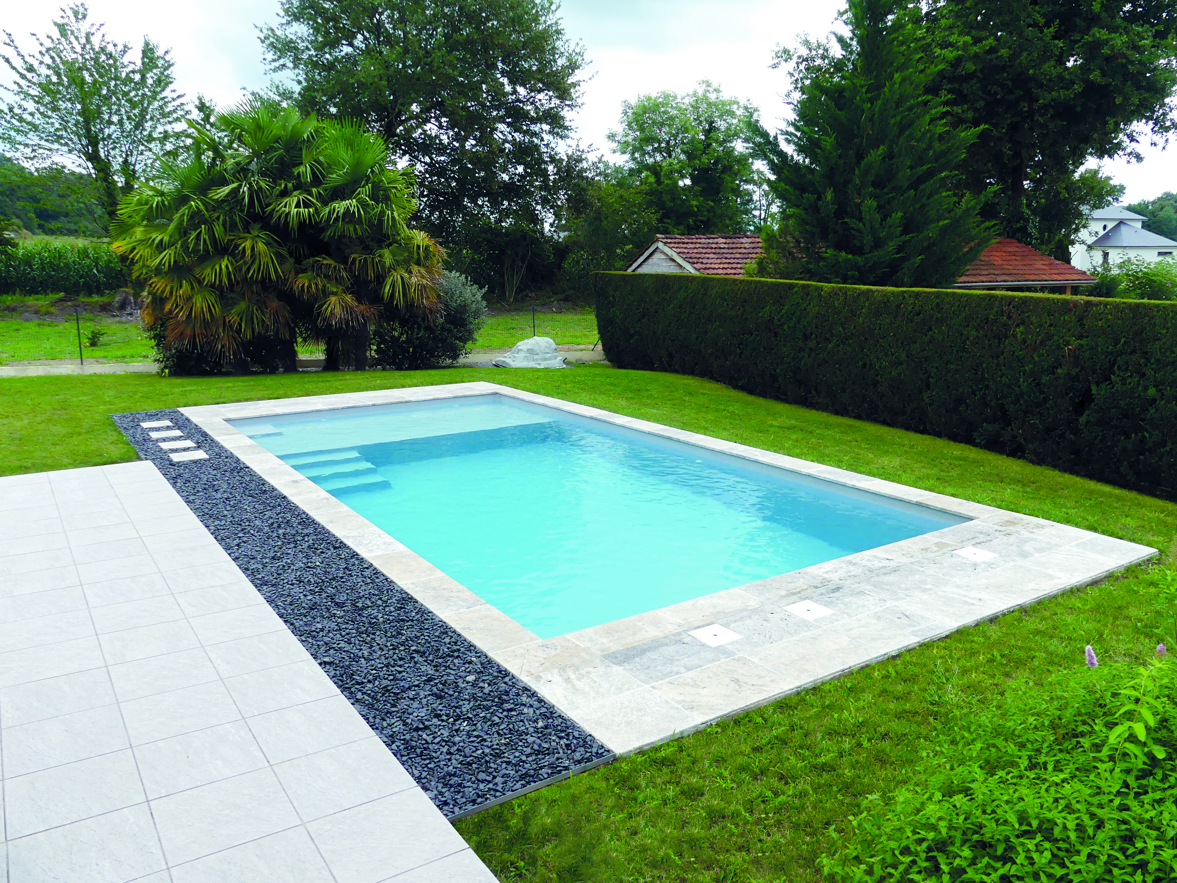 La piscine coque avec plage large et peu de profondeur