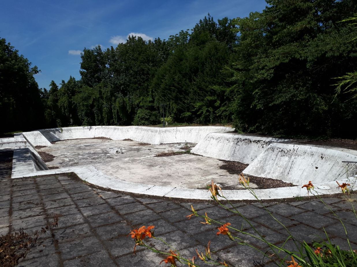 La piscine du manoir du Colombier avant rénovation