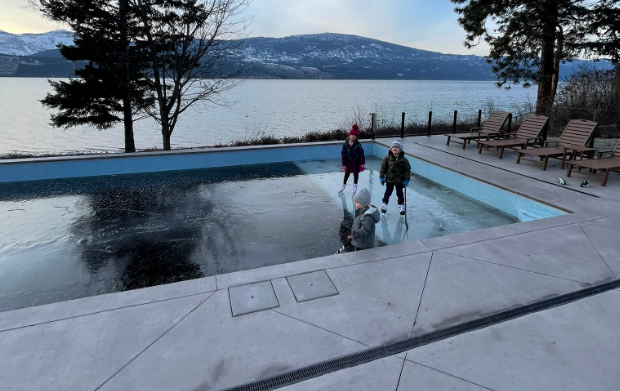 Une piscine transformée en patinoire