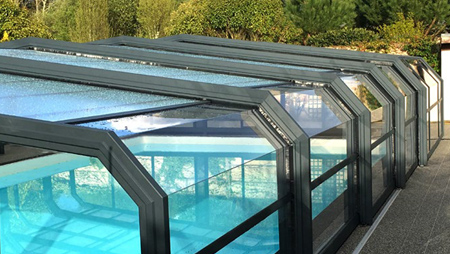 transparence maximale pour cet abri de piscine