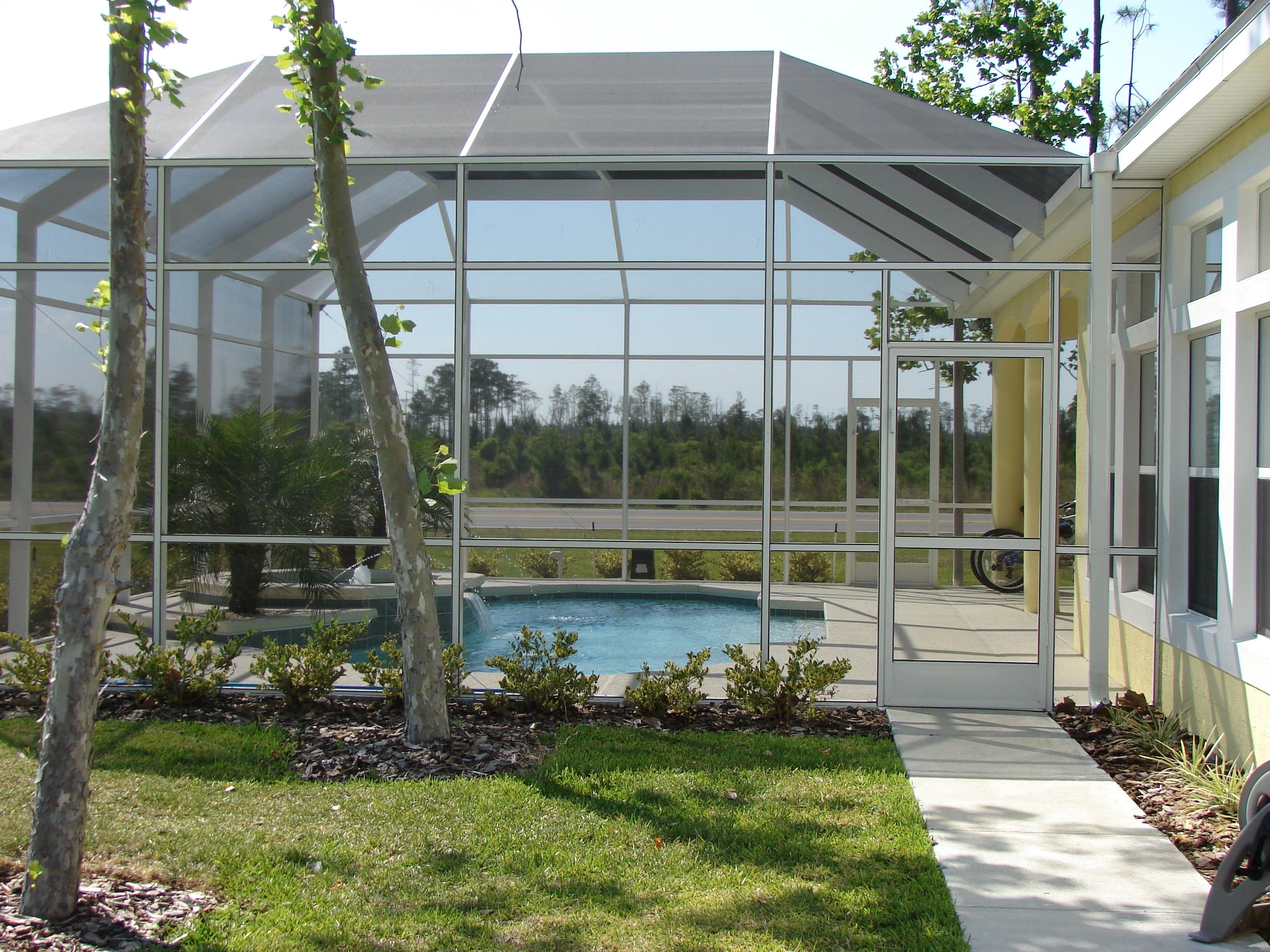 Installer son abri en même temps que sa piscine