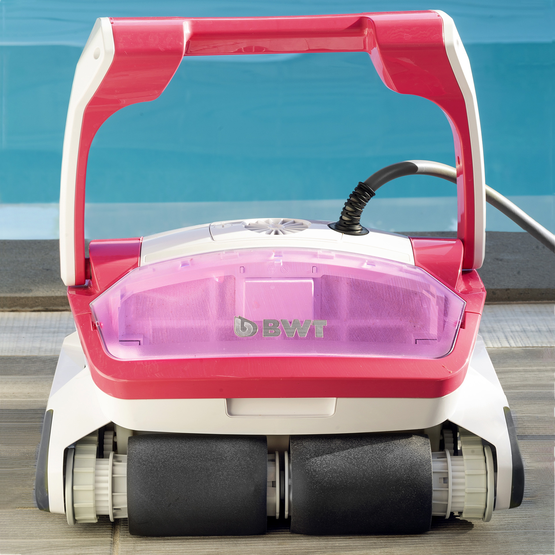 Un robot nettoyeur de piscine à LED