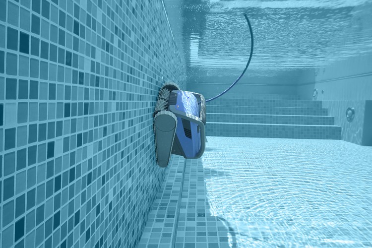 Un robot nettoyeur de piscine remontant seul à la surface