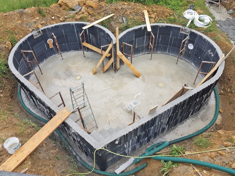 SolidPOOL, la piscine en béton modulable montée en seulement trois jours