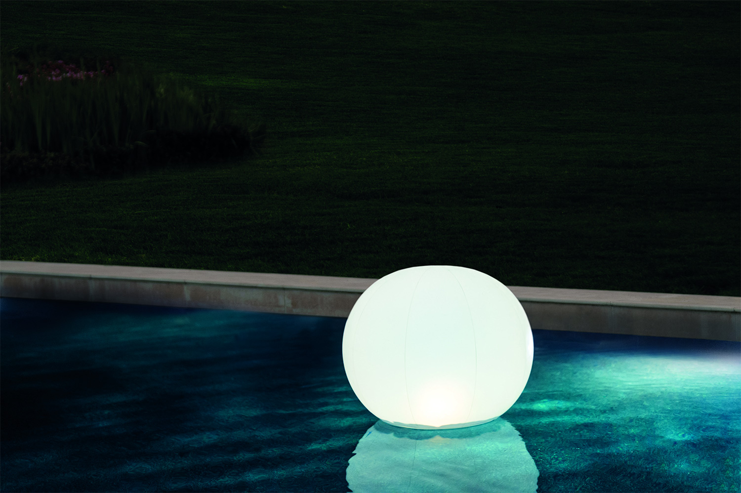 Boule lumineuse flottante éclairée piscine