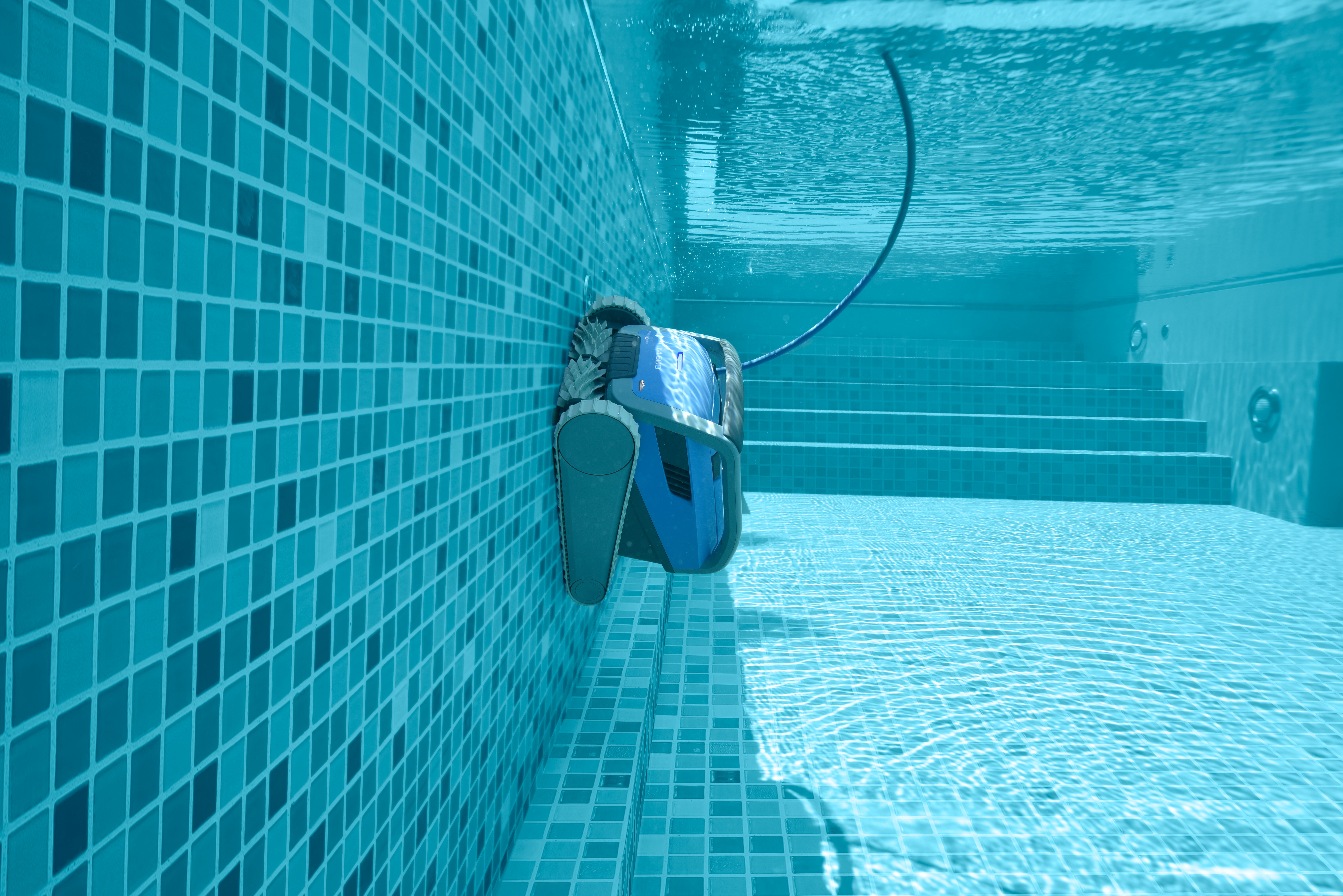 Un robot nettoyeur de piscine contrôlable à distance à tout moment