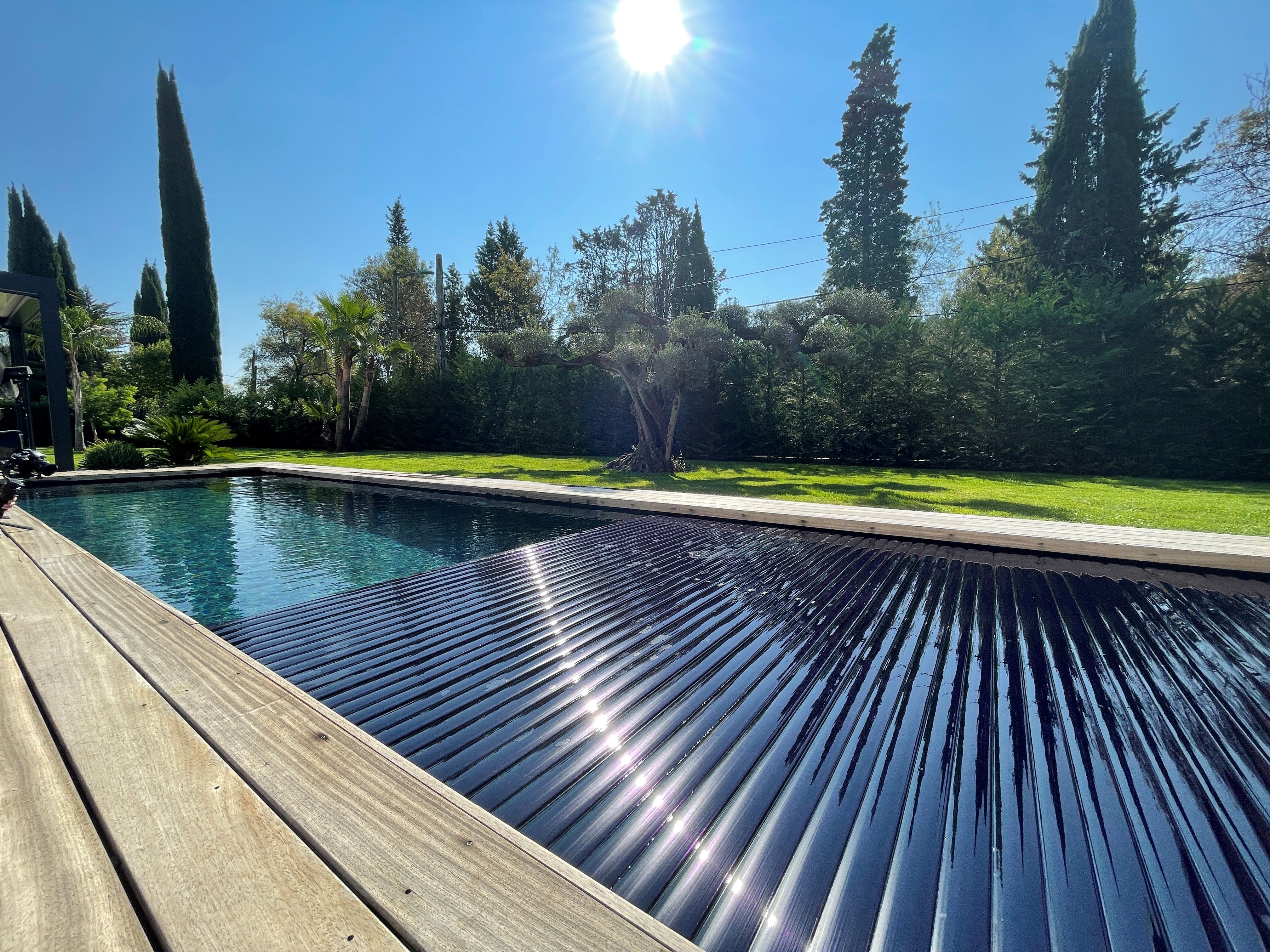 Un exemple de couverture de piscine à lames