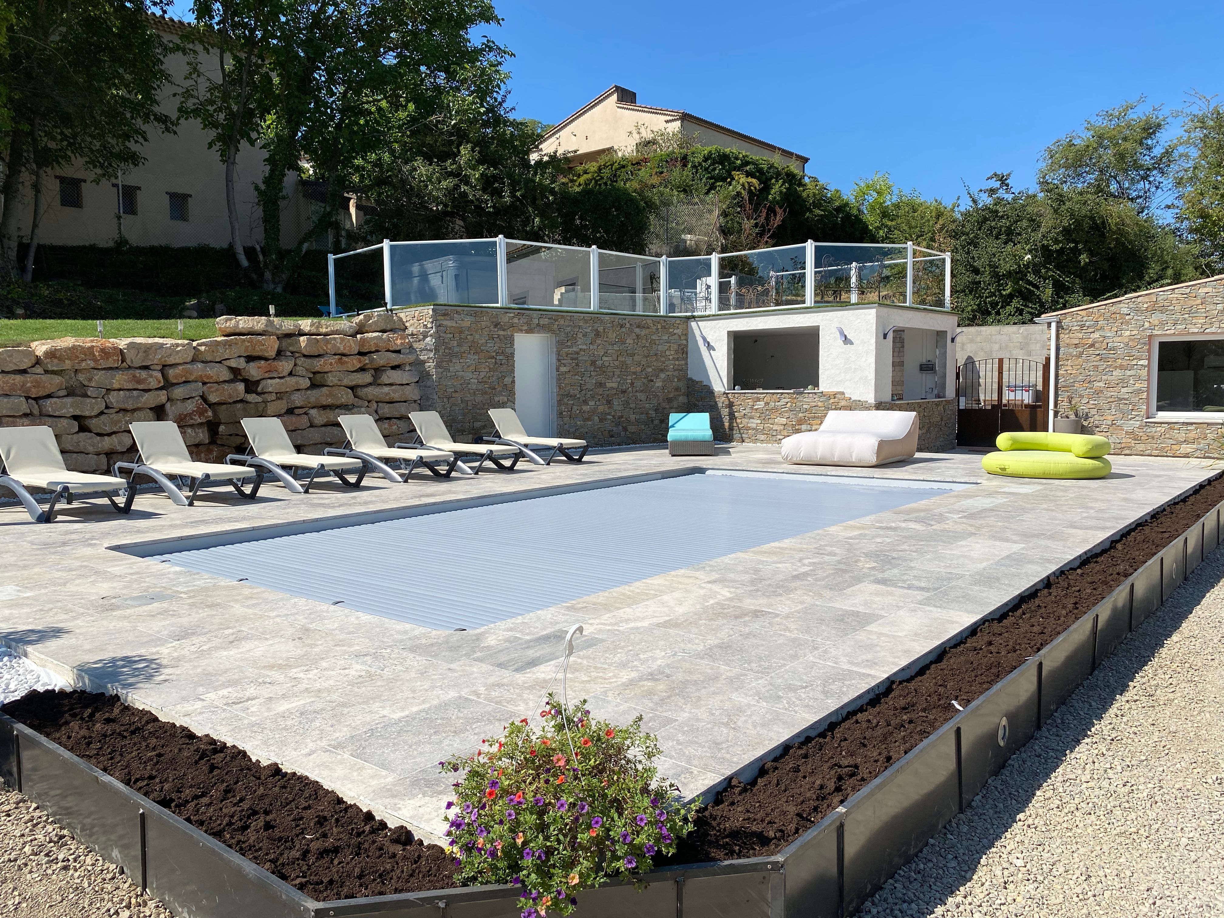 Un volet roulant automatique de piscine sur une piscine coque