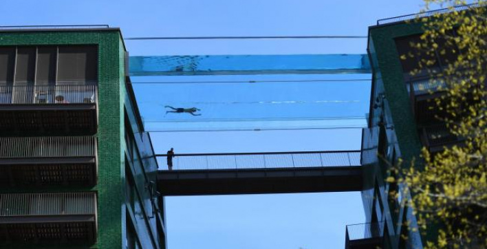 La piscine transparente suspendue la plus haute au monde à Londres